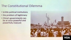 穆尔哈恩教授在洛杉矶南加州大学介绍著作时说,中国现在面对宪政的尴尬。(2019年10月3日,美国之音,雨舟)