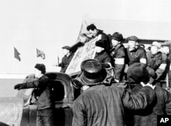 历史照片:北京红卫兵和造反派揪斗“历史反革命分子”,游街示众。(1967年1月8日)