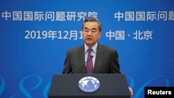 中国外长王毅在北京举行的2019年国际形势与中国外交研讨会上讲话。(2019年12月13日)