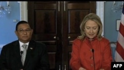 Міністр закордонних справ Бірми Вунна Маунґ Лвін і державний секретар США Гілларі Клінтон виступають на спільній прес-конференції у Вашинтоні 17 травня