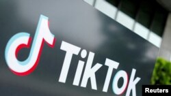 中国短视频共享应用程序TikTok美国总部的标志(路透社)