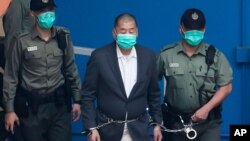 香港民主人士黎智英被收押所警员押送。(2020年12月12日)