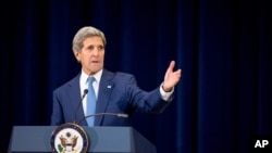 克里国务卿在华盛顿美国国务院发布2015年度世界人口贩卖报告并举行记者会。(2015年7月27日)