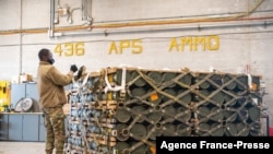 ယူကရိန်းကိုပို့မယ့် လက်နက်ခဲယမ်းတွေကို Delaware လေတပ်အ ခြေစိုက်စခန်း မှာတွေ့ရစဉ် Jan. 21, 2022 (ဓာတ်ပုံ -AFP)