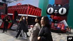 中国首都北京街上的行人。(2018年11月7日)