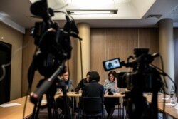 资料照:孟宏伟的妻子高歌2018年10月7日在法国里昂举行记者会,背对摄影机。