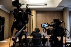 被中国国家监委扣押和调查的中国公安部副部长孟宏伟的妻子格蕾丝·孟2018年10月7日在法国里昂举行记者会,背对摄影机。