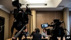 被中国国家监委扣押和调查的中国公安部副部长孟宏伟的妻子格蕾丝·孟2018年10月7日在法国里昂举行记者会,背对摄影机。