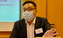 协助12名被扣押港人家属的民主党立法会议员涂谨申表示,民调结果反映港人对中国大陆制度有疑虑,他又批评港府没有主动要求移交12名港人,做法并非一视同仁 (美国之音/汤惠芸)