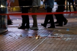 在香港主权移交中国 24 周年和中国共产党成立 100 周年之际,在香港铜锣湾一名男子据称刺伤一名警察的地方的人行道上看到血迹