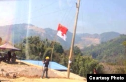 一面中国国旗在中缅边境难民营上空飘扬。(边民杨先生提供)
