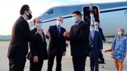 台湾外交部政务次长曽厚仁(左二)及北美司司长徐佑典(左一)9月17日在机场欢迎美国国务次卿克拉奇到访台湾。(照片来源:台湾外交部)