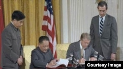 卡特与邓小平签署美中建交公报 (图片来源:美国国家档案局NARA)