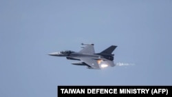 台湾国防部发布的美制F-16V战机在台中参加军演的图片。(2021年7月2日)