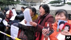 资料照:在北京街头喊冤的女上访人员(资料照片)