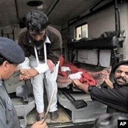 士兵和志愿者帮助把受伤者送往医院