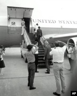 方励之和李淑娴在登机的舷梯上。舷梯最下端戴墨镜者是William Stanton,他正和大使李洁明握别。大使之左为美使馆武官。右边三位着警服立正者,分别是海关和公安干警。摄影者,两位中方,一位美方。摄此影者,当然也是美方人员。