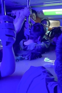 河南郑州暴雨中地铁五号线的车中乘客被困洪水中。(2021年7月20日)