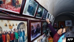 源源不断的参观者在中国领导人习近平青年时期在中国陕西省梁家河住过的窑洞里参观。( 2016年10月22日)