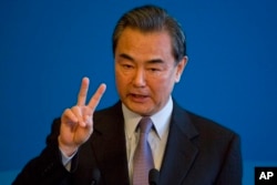 在中国与拉美国家举行了为期两天的会议后,中国外长王毅在钓鱼台国宾馆的记者会上讲话。(2015年1月9日)