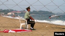 资料照:在河北省北戴河只供中国政府官员使用的私人海滩上,一名士兵在警戒执勤。