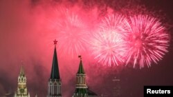 俄罗斯克里姆林宫上空的焰火表演(路透社)