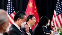 中共政治局委员杨洁篪(中)和中国外长王毅在阿拉斯加美中高层会谈上(路透社2021年3月18日)