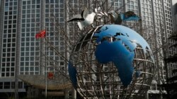 资料照片: 中国外交部大楼前的地球仪与和平鸽。(2020年3月18日)