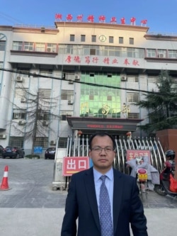 2021年12月22日,湖南长沙人权律师陈以轩到湘西自治州精神卫生中心声援李田田。(图片取自Chen Jiangang 推特)