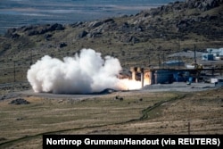 美国海军与陆军合作在犹他州试射新研发的高超音速导弹。(2021年10月28日)