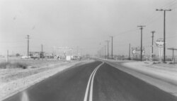 Đường Bolsa năm 1952, đi về hướng Tây nhìn về đường Magnolia. Miếng đất bên trái tấm hình sẽ trở thành vùng Little Saigon tấp nập với Phước Lộc Thọ và các khu thương mại khác của Việt Nam. Hình courtesy Orange County Archives.