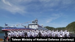 台湾总统蔡英文2021年9月9日在苏澳海军基地主持塔江舰成軍及快速布雷艇交艇仪式时与官兵合影。(台湾国防部网站)