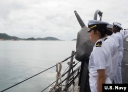 美国海军驱逐舰马斯廷号2016年12月15日在南中国海巡航期间在越南金兰港靠港 (美国海军照片)