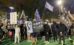 参与六四31周年维园烛光集会的年轻人,挥舞反送中运动及香港独立的旗帜(美国之音/汤惠芸)