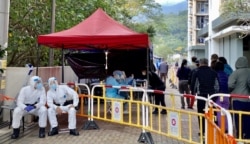 另一幢被围封7日的映葵楼，大批居民1月28日中午排队接受强制病毒检测，大楼将于1月29日早上解封 (美国之音/汤惠芸)