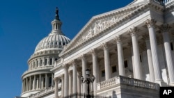 资料照 - 2023年4月18日,坐落在华盛顿中心的国会大厦。美国正一步一步向6月1日最后期限靠近。如果在6月1号前美国行政当局和立法当局无法就进一步提高美国的31.4万亿美元债务上限达成一致意见,美国就有可能出现债务违约,从而给美国乃至全球经济造成巨大冲击。国会众议院共和党领袖和白宫连轴转地开会讨论,但到今天(5月20日)为止仍没有就如何避免危机达成一致意见。