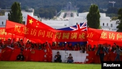 亲中国的支持者在澳大利亚堪培拉议会大厦前举旗帜欢迎中国总理李克强到访澳大利亚。(2017年3月23日)