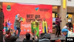 Warga AS mengikuti irama dan gerak Tari Ketuk Tilu yang diperagakan dua penari Indonesia (VOA Indonesia)