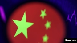 资料照:股票图表与中国国旗示意图