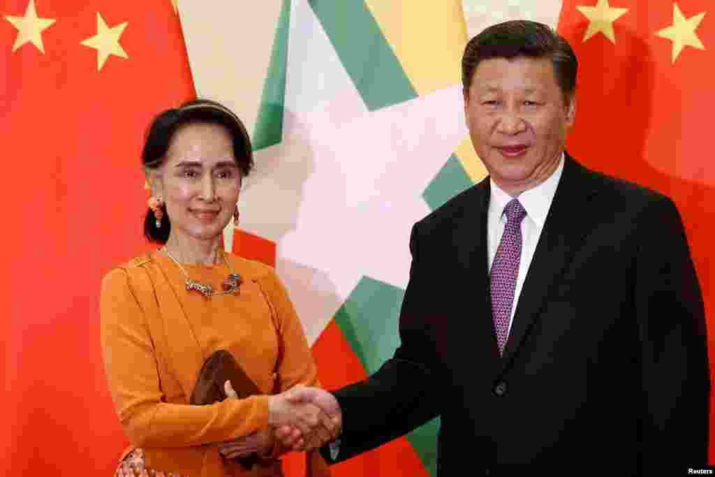 缅甸国务资政昂山素季和中国主席习近平在北京人民大会堂握手(2017年5月16日)