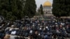 Umat Muslim sedang melaksanakan salat Jumat di kompleks Masjid Al-Aqsa di Kota Tua Yerusalem selama bulan suci Ramadan, 7 Maret 2025. (Foto: Mahmoud Illean/AP Photo)