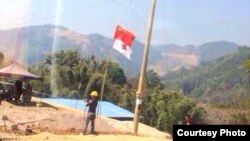 一面中国国旗在中缅边境难民营上空飘扬。(边民杨先生提供)