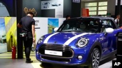 资料照片:德国宝马公司在北京中国汽车展上展出的MINI Cooper Cabrio汽车。(2018年4月26日)