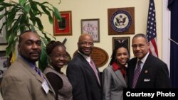 美国议员山福德•毕晓普(右)及其客人们(毕晓普议员的脸书)