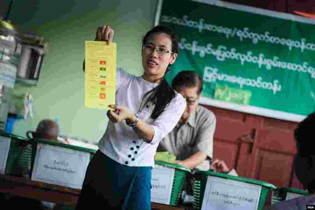  ကြားဖြတ်ရွေးကောက်ပွဲတွေရဲ့ မဲရလဒ်တွေကို စတင်ရေတွက်နေတဲ့သတင်းဓာတ်ပုံများ