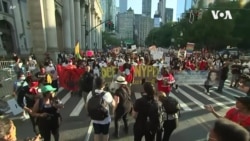 VOA英语视频: 撤警察经费的抗议呼声引发争议 VOA英语视频: 撤警察经费的抗议呼声引发争议