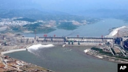 2003年6月3日的三峽大坝。三峡工程和三峡集团一再处于舆论的风口浪尖上