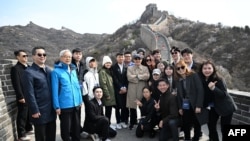 台湾前总统马英九(中右,穿风衣戴帽者)2024年4月9日在北京郊区的长城上与学生合影。 (马英九基金会)