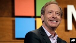 微软总裁兼首席法务官布拉德•史密斯在微软年度股东大会上发表讲话。(2016年11月30日)