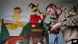 Газета Guardian називає безпілотники елементом війни 21 століття. А цей безпілотник український військовий з позивним Марк готує до рятувального польоту над районами, затопленими через руйнування дамби російськими військами. 10 червня 2023 року. (Фото AP/Євгеній Малолетка)